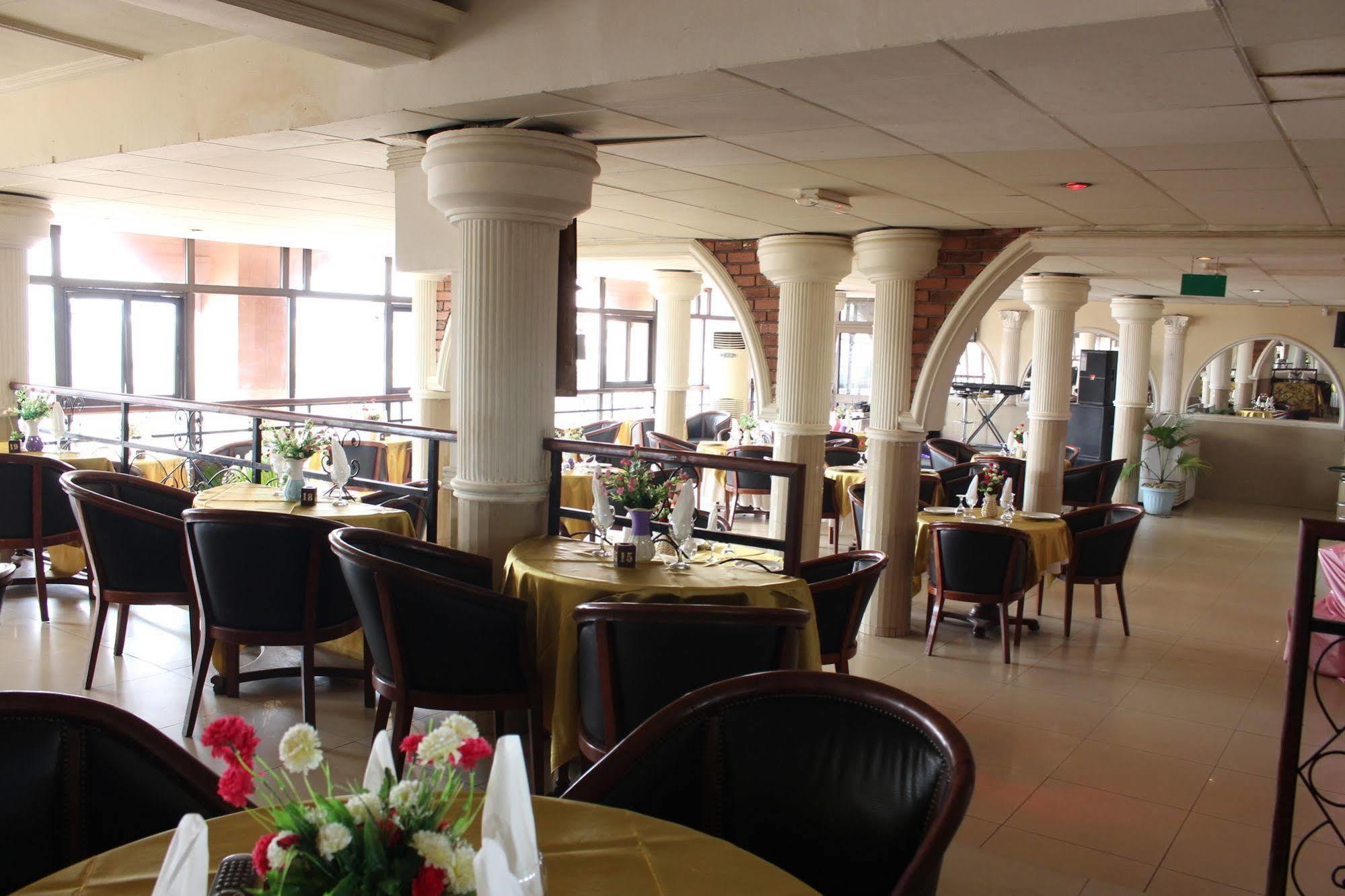 Hotel Santa Lucia Yaoundé Exterior photo