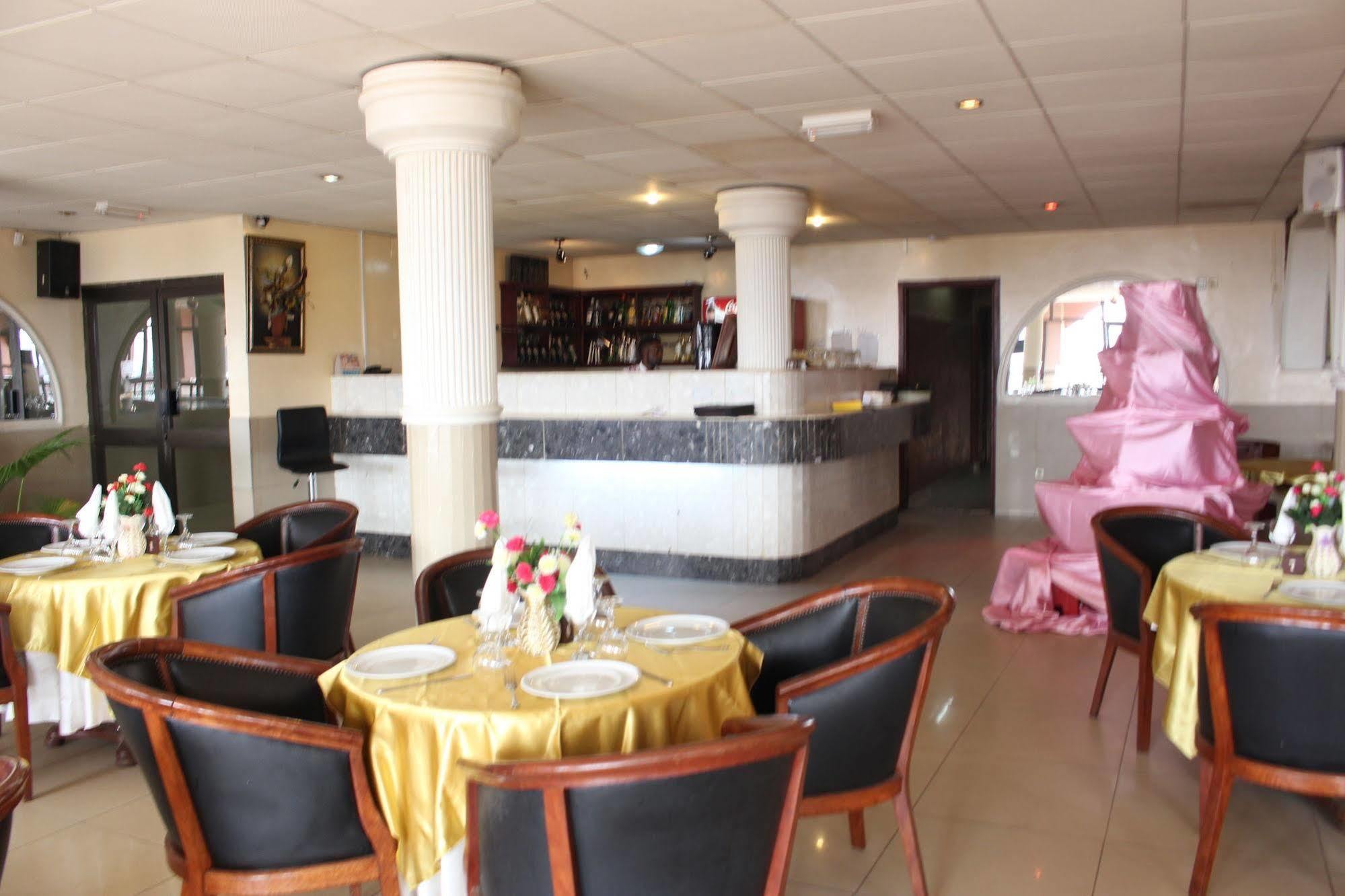 Hotel Santa Lucia Yaoundé Exterior photo