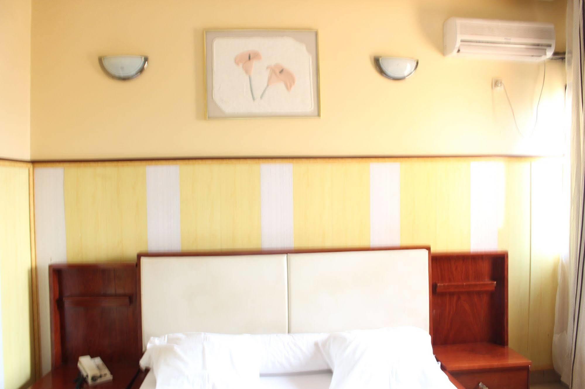 Hotel Santa Lucia Yaoundé Exterior photo