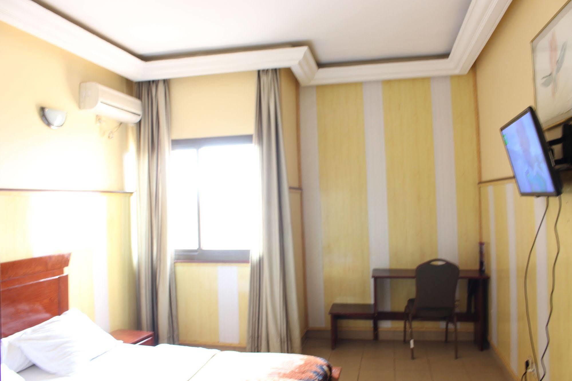 Hotel Santa Lucia Yaoundé Exterior photo
